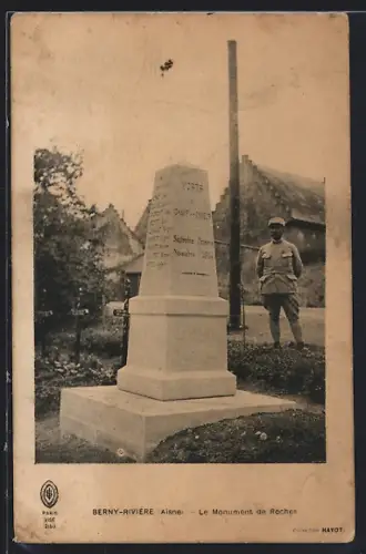 AK Berny-Rivière /Aisne, Le Monument de Roches avec un soldat en arrière-plan