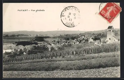 AK Pavant, Vue générale du village avec église et champs environnants