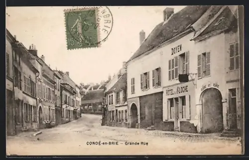 AK Condé-en-Brie, Grande Rue avec l`Hôtel de la Cloche et bâtiments environnants