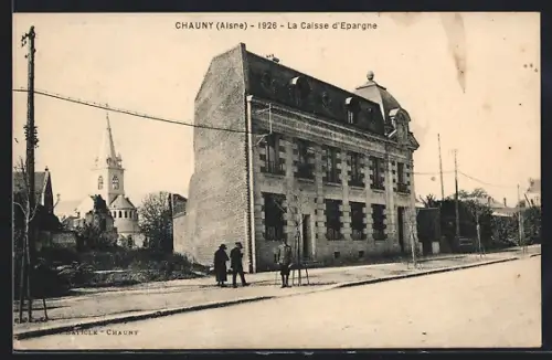 AK Chauny /Aisne, La Caisse d`Épargne et l`église en arrière-plan