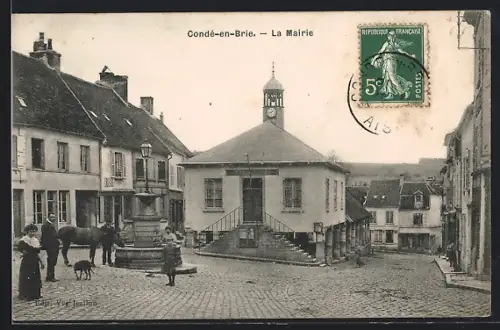 AK Condé-en-Brie, La Mairie et la place centrale animée