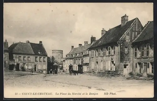 AK Coucy-le-Château, La Place du Marché et le Donjon