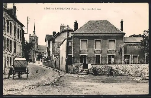 AK Fère-en-Tardenois /Aisne, Rue Jules-Lefebvre avec charrette et église en arrière-plan