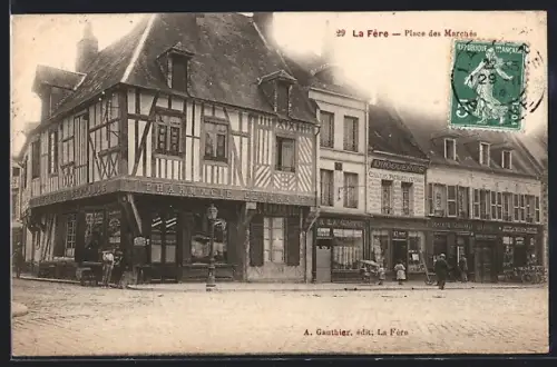 AK La Fère, Place des Marchés avec pharmacie et maisons à colombages