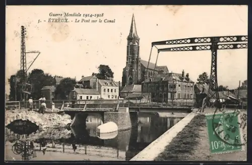 AK Étreux, Le Pont sur le Canal et l`église en arrière-plan