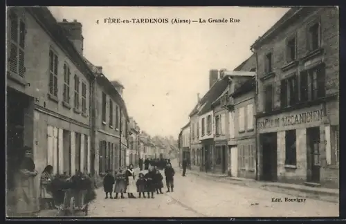 AK Fère-en-Tardenois /Aisne, La Grande Rue avec des habitants se promenant
