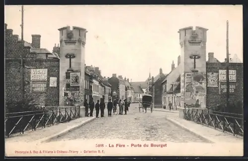 AK La Fère, Porte du Bourget avec passants et affiches publicitaires