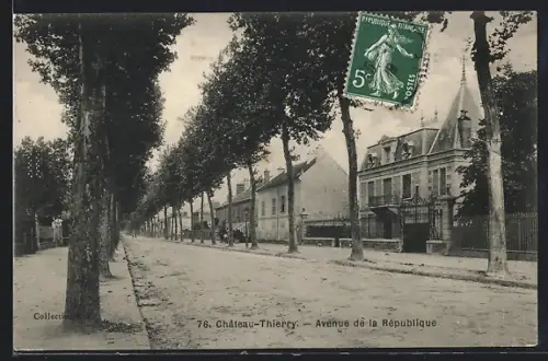 AK Château-Thierry, Avenue de la République avec rangée d`arbres et bâtiments historiques