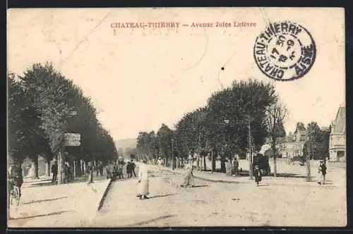AK Château-Thierry, Avenue Jules Lefèvre animée avec passants et arbres alignés