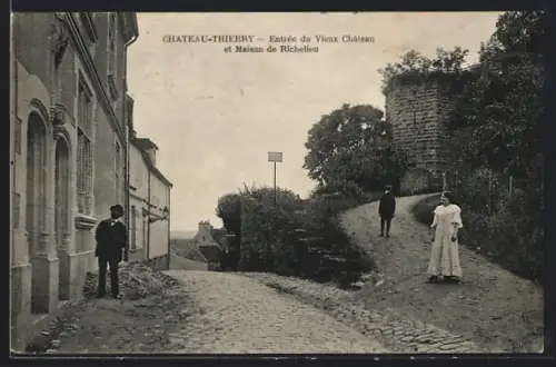 AK Château-Thierry, Entrée du Vieux Château et Maison de Richelieu