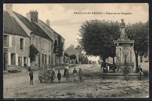 AK Neuilly-St-Front, Place de la Chapelle avec fontaine et habitants