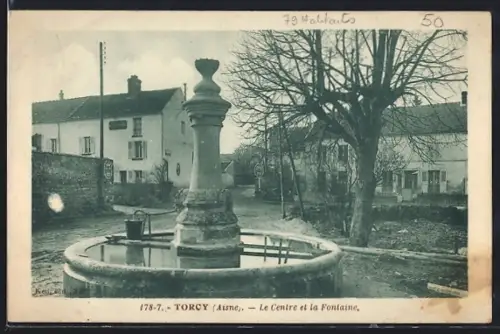 AK Torcy /Aisne, Le Centre et la Fontaine