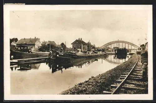 AK Saint-Quentin, Canal et péniches près de l`écluse avec pont en arrière-plan