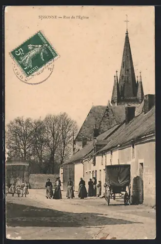 AK Sissonne, Rue de l`Église avec habitants et calèche