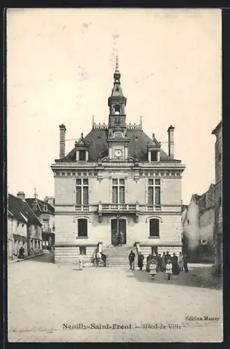 AK Neuilly-Saint-Front, Hôtel de Ville et place animée avec des passants