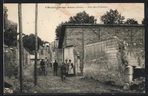 AK Neufchâtel-sur-Aisne, Rue des Fillettes avec habitants et bâtiments en pierres