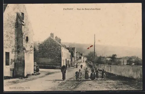 AK Pavant, Rue du Bout-d`en-Haut avec villageois et enfants jouant