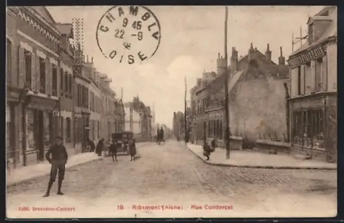 AK Ribemont /Aisne, Rue Condorcet animée avec passants et voiture