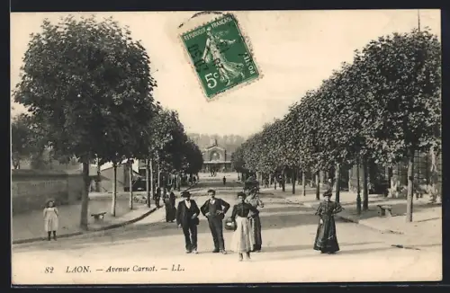 AK Laon, Avenue Carnot avec passants et allée d`arbres