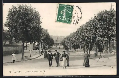 AK Laon, Avenue Carnot avec passants élégants