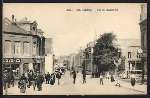 AK Hirson /Aisne, Rue de Charleville animée avec passants et boutiques