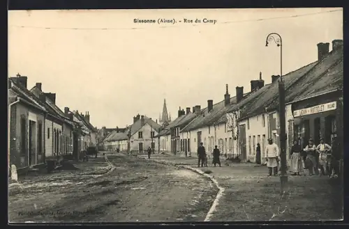 AK Sissonne /Aisne, Rue du Camp avec passants et maisons anciennes