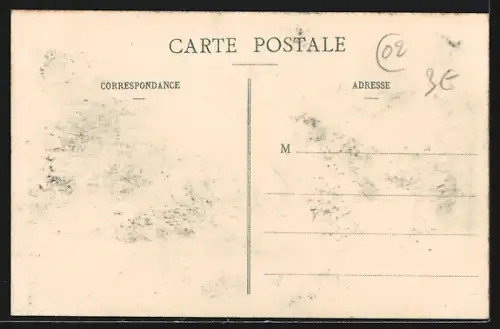AK Sissonne /Aisne, Rue du Camp avec passants et maisons anciennes