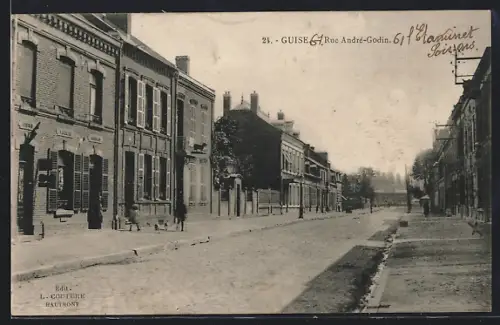 AK Guise, Rue André-Godin avec bâtiments résidentiels et arbres en bordure de la rue