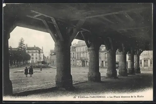 AK Fère-en-Tardenois, La Place dessous de la Halle