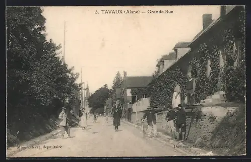 AK Tavaux /Aisne, Grande Rue animée avec habitants et maisons fleuries