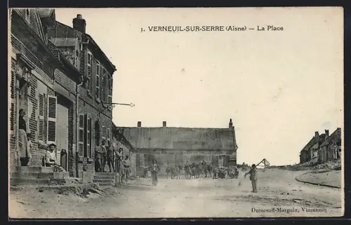 AK Verneuil-sur-Serre /Aisne, La Place animée avec habitants et bâtiments historiques