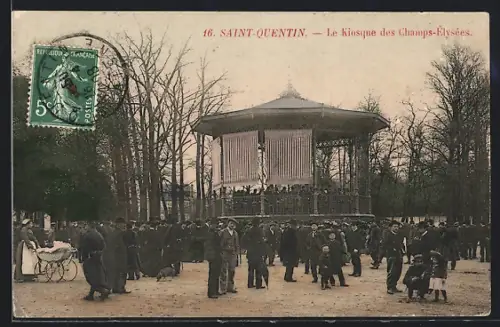 AK Saint-Quentin, Le Kiosque des Champs-Élysées avec foule animée