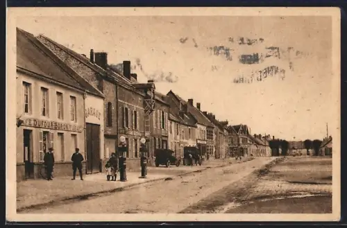 AK Sissonne /Aisne, Rue de Laon avec passants et bâtiments