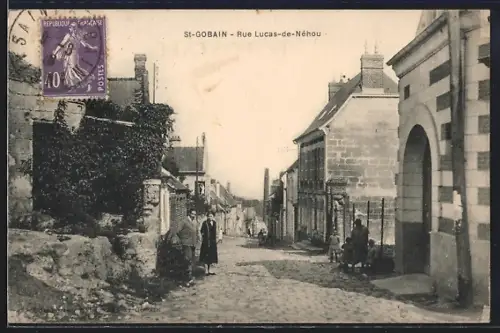 AK St-Gobain, Rue Lucas-de-Néhou animée avec passants et bâtiments en pierre