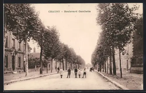 AK Chauny, Boulevard Gambetta avec enfants jouant dans l`allée arborée