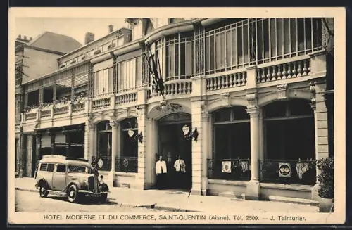 AK Saint-Quentin /Aisne, Hôtel Moderne et du Commerce avec voiture ancienne et personnel devant l`entrée