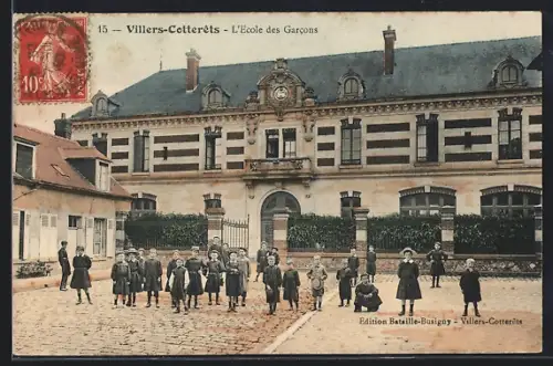 AK Villers-Cotterêts, L`École des Garcons avec des élèves sur la cour