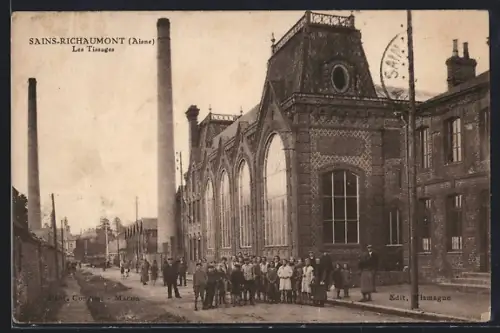 AK Sains-Richaumont /Aisne, Les Usines et groupe de personnes devant l`édifice industriel