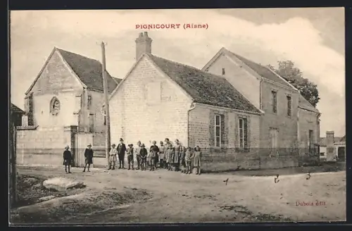 AK Pignicourt /Aisne, École et groupe d`enfants devant un bâtiment en pierre