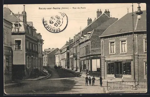 AK Rozoy-sur-Serre /Aisne, Rue de Paris avec commerces et passants