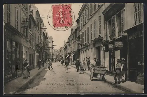 AK Soissons, La Rue Saint-Martin animée avec passants et boutiques