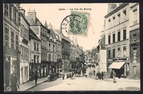 AK Laon, La rue du Bourg avec passants et boutiques historiques