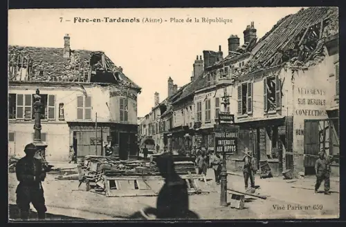 AK Fère-en-Tardenois /Aisne, Place de la République avec bâtiments endommagés