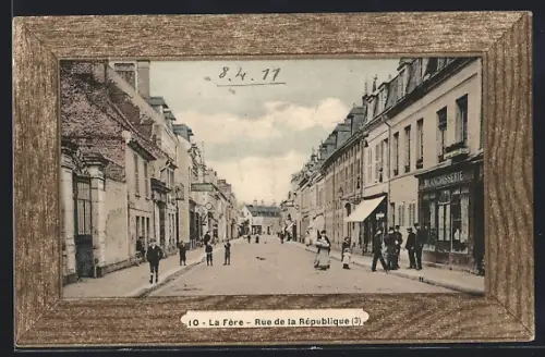 AK La Fère, Rue de la République animée avec passants et commerces