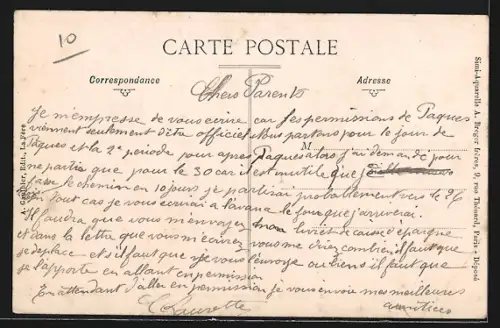 AK La Fère, Rue de la République animée avec passants et commerces