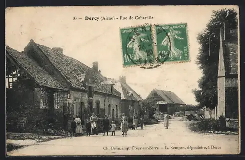 AK Dercy /Aisne, Rue de Cohartille avec habitants devant les maisons anciennes