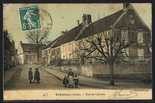 AK Crézancy /Aisne, Rue du Calvaire avec passants et bâtiments historiques