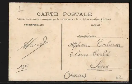 AK Crézancy /Aisne, Rue du Calvaire avec passants et bâtiments historiques
