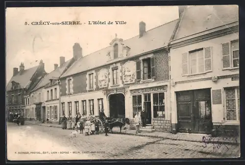 AK Crécy-sur-Serre, l`Hôtel de Ville et le Café Dautreppe