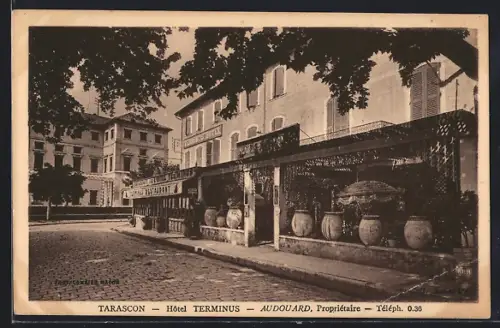 AK Tarascon, Hôtel Terminus avec terrasse et jars devant l`entrée, Propr. Audouard